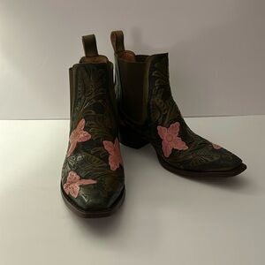 Women’s Old Gringo boots size 7B.